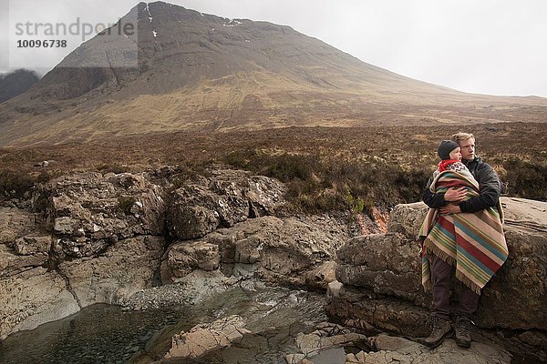 Vater hält Sohn  Fairy Pools  Isle of Skye  Hebriden  Schottland