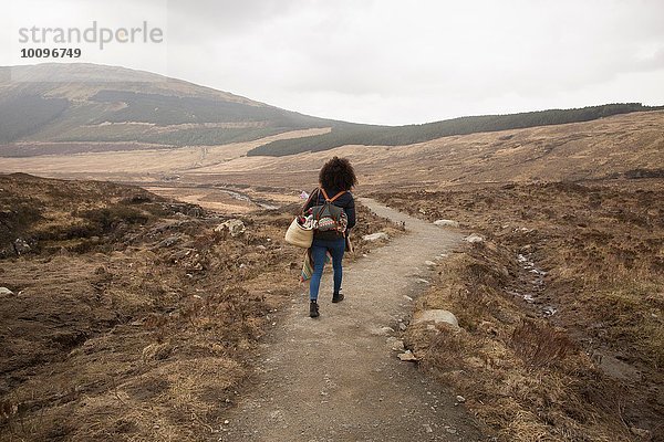 Frau beim Wandern auf dem Weg  Fairy Pools  Isle of Skye  Hebrides  Schottland
