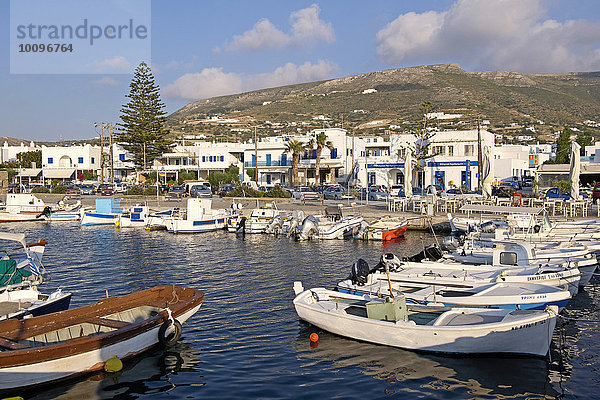 Boote im Hafen von Parikia  Paros  Kykladen  Griechenland  Europa