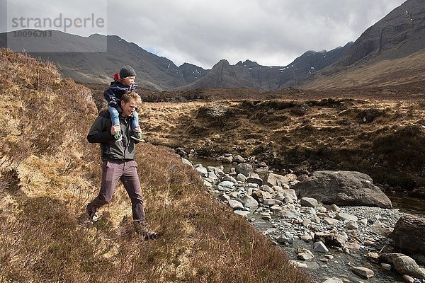 Vater und Sohn wandern  Fairy Pools  Isle of Skye  Hebrides  Schottland
