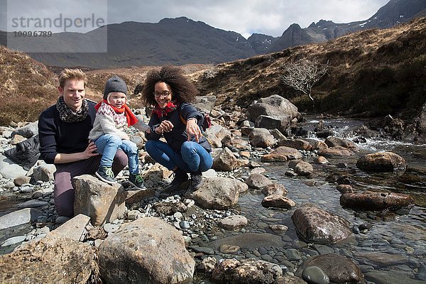 Familie am Bach  Fairy Pools  Isle of Skye  Hebriden  Schottland