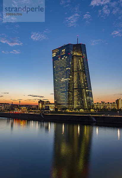 Die neue Europäische Zentralbank  EZB  bei Sonnenuntergang  Frankfurt am Main  Hessen  Deutschland  Europa