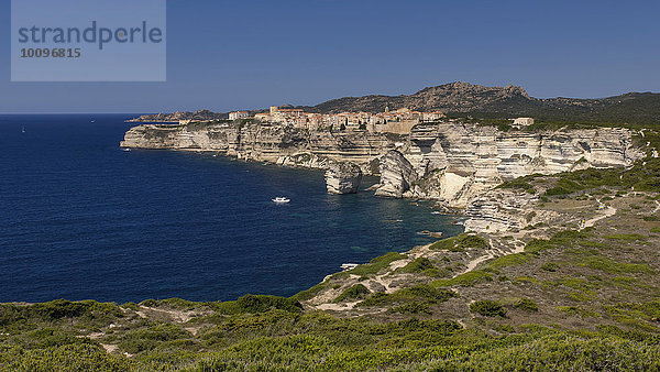 Küste mit Altstadt  Wanderweg nach Bonifacio  Bonifacio  Korsika  Frankreich  Europa
