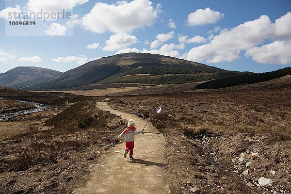 Junge auf dem Weg mit Fahne  Fairy Pools  Isle of Skye  Hebrides  Schottland