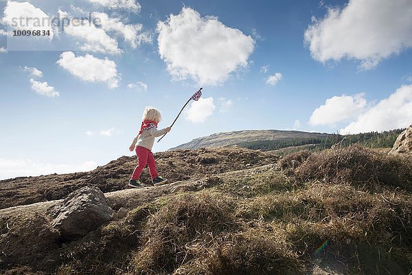 Junge mit Fahne  Fairy Pools  Isle of Skye  Hebriden  Schottland