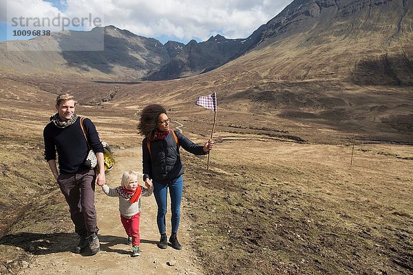 Familienwandern in den Bergen  Fairy Pools  Isle of Skye  Hebrides  Schottland