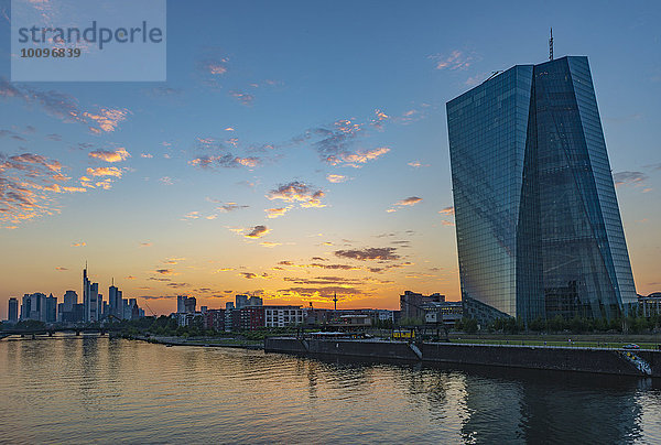 Die neue Europäische Zentralbank  EZB  vor der Skyline bei Sonnenuntergang  Frankfurt am Main  Hessen  Deutschland  Europa