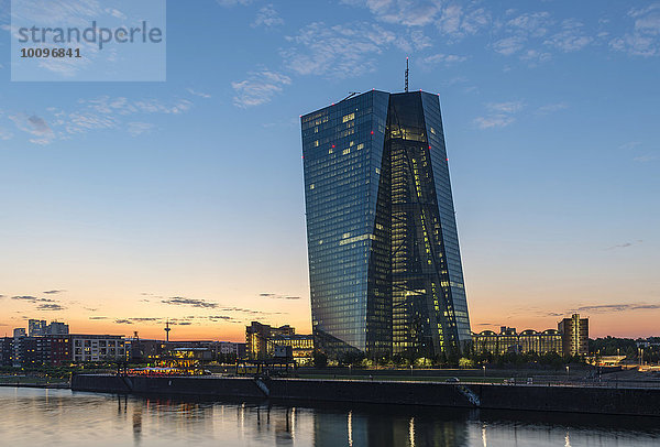Die neue Europäische Zentralbank  EZB  bei Sonnenuntergang  Frankfurt am Main  Hessen  Deutschland  Europa