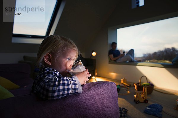 Junge hält Glas  trinkt