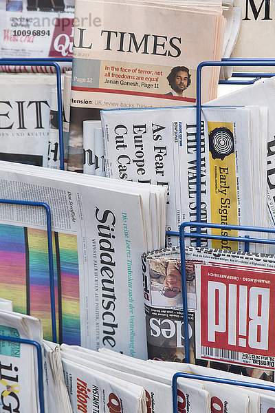 Verschiedene Zeitungen in einem Zeitungsständer