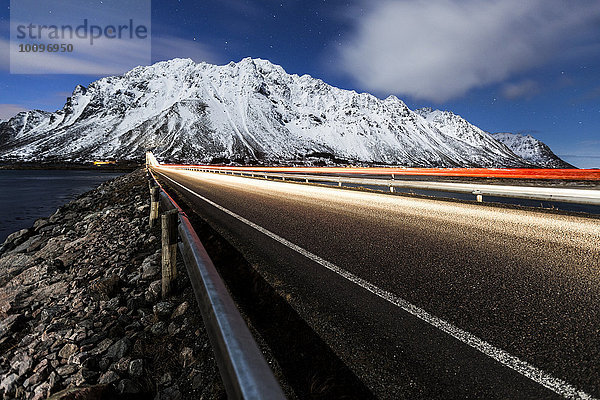 Gimsøystraumen-Brücke in der Nacht bei Sternenhimmel  Gimsoy-Brücke  Gimsøy  Lofoten  Norwegen  Europa