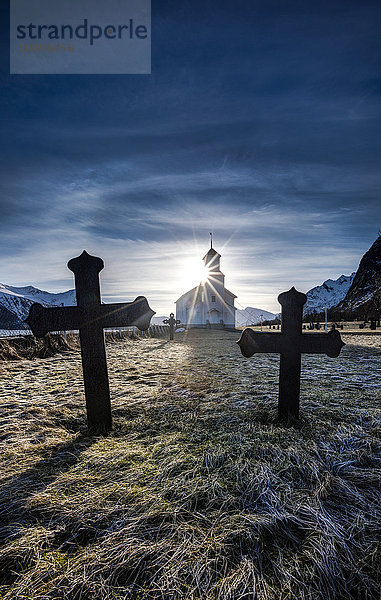 Friedhof mit Gräbern und Kirche von Gimsøy  Gimsoykirke  Gimsoy  Lofoten  Norwegen  Europa
