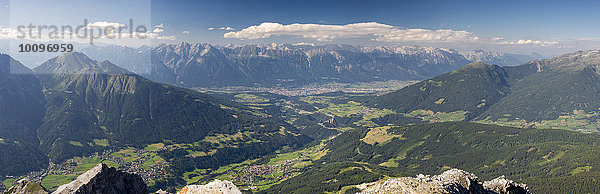 Ausblick von der Serles Richtung Innsbruck  Wipptal und Europabrücke  Mühlbachl  Tirol  Österreich  Europa