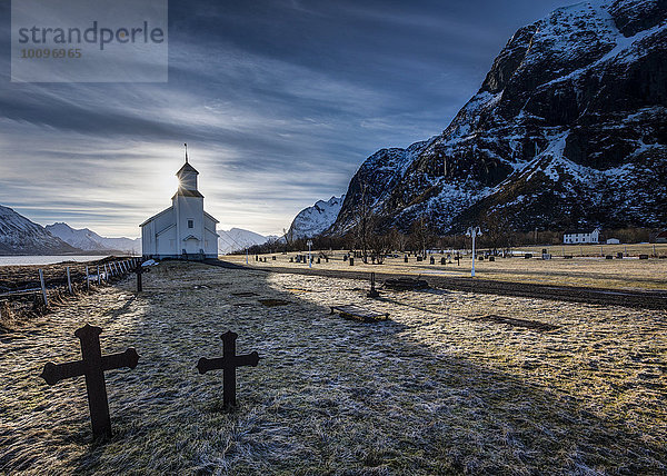 Friedhof mit Gräbern und Kirche von Gimsøy  Gimsoykirke  Gimsoy  Lofoten  Norwegen  Europa