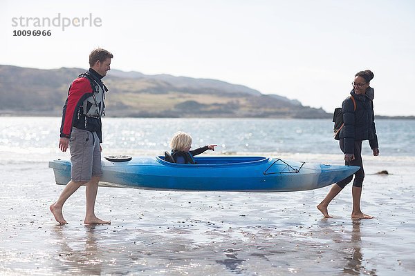 Eltern mit Sohn im Kanu am Strand  Loch Eishort  Isle of Skye  Hebrides  Schottland
