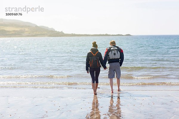 Mittleres erwachsenes Paar am Strand  Loch Eishort  Isle of Skye  Hebrides  Schottland