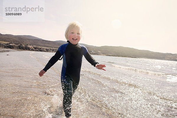 Junge läuft am Strand  Loch Eishort  Isle of Skye  Hebrides  Schottland