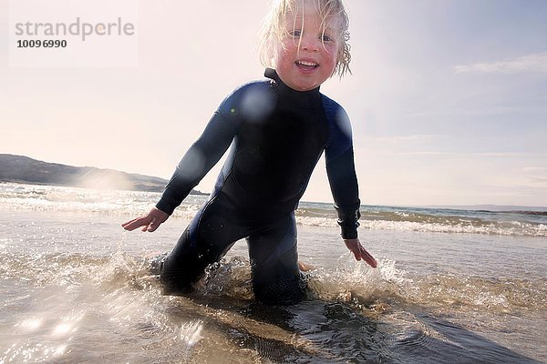 Junge spielt am Strand  Loch Eishort  Isle of Skye  Hebrides  Schottland