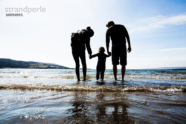 Familie hält Hände am Strand  Loch Eishort  Isle of Skye  Hebrides  Schottland