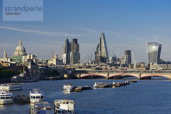 Innenstadt mit St. Paul's Cathedral und modernen Hochhäusern  Themse  London  England  Großbritannien  Europa