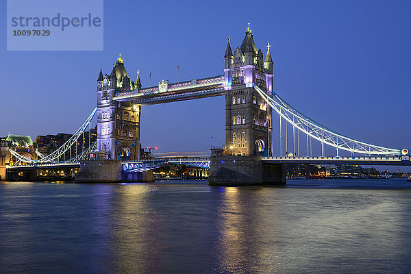 Beleuchtete Tower Bridge am Abend  Themse  London  England  Großbritannien  Europa