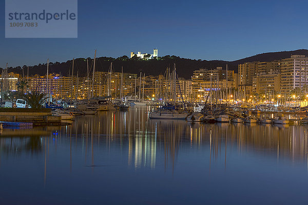 Hafen mit Castell de Bellver  Palma de Mallorca  Mallorca  Balearen  Spanien  Europa