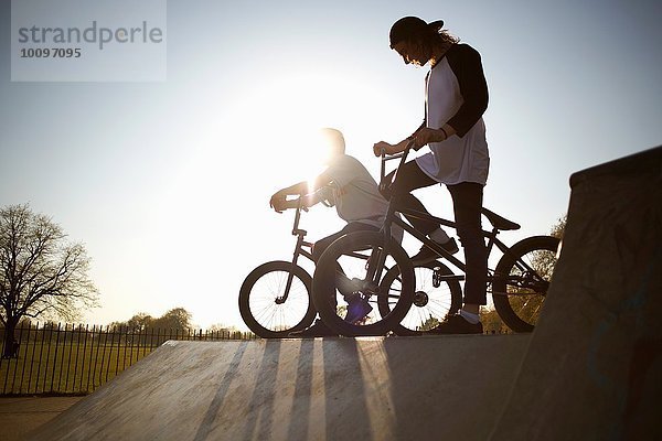 Zwei junge Männer auf bmx Bikes im Skatepark