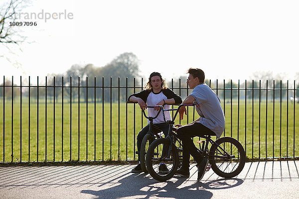 Zwei junge Männer auf bmx Bikes im Skatepark