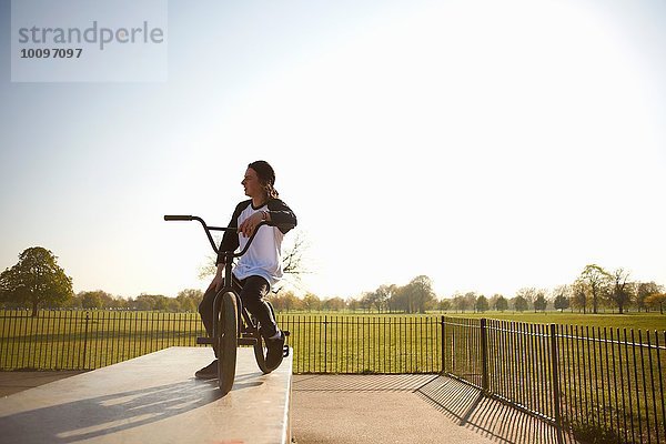 Junger Mann auf bmx bike im Skatepark
