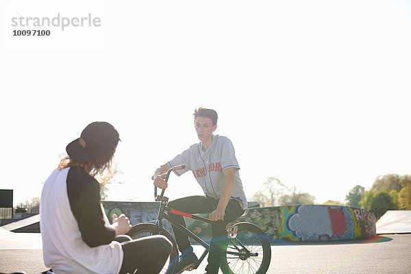 Zwei junge Männer auf bmx Bikes im Skatepark