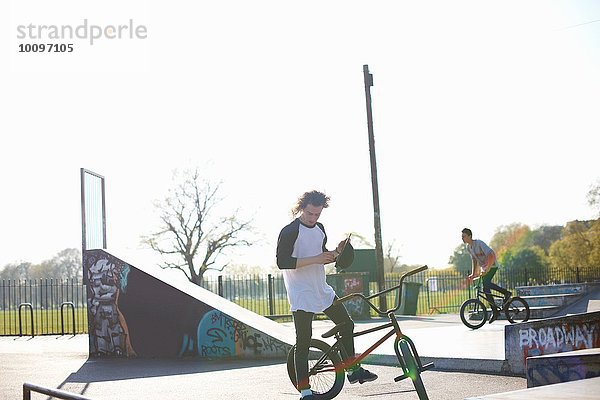 Zwei junge Männer auf bmx Bikes im Skatepark