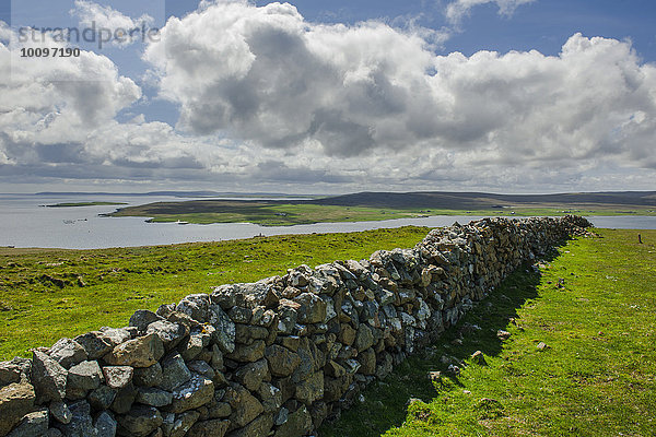 Alte Feldsteinmauer  frühere Einfriedung von Feldern und Weideland  Unst  Shetland-Inseln  Schottland  Großbritannien  Europa