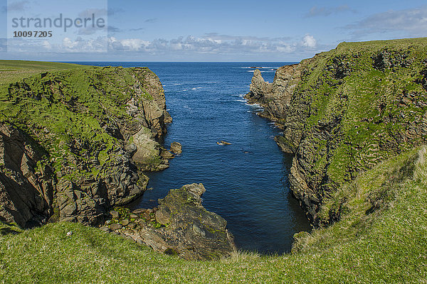 Küstenlandschaft am nördlichsten Ende Großbritanniens  Unst  Shetland-Inseln  Schottland  Großbritannien  Europa