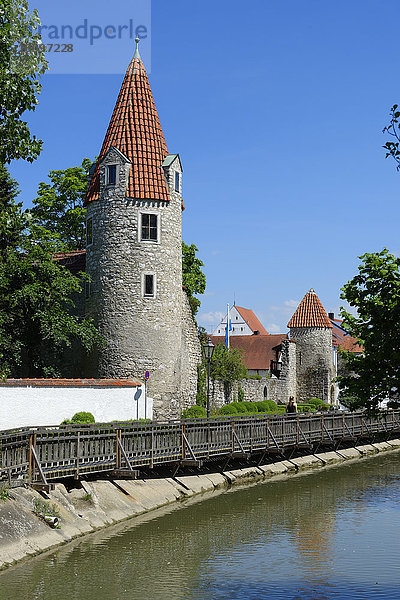 Stadtmauer mit Stadttürmen über der Abens  Abensberg  Niederbayern  Bayern  Deutschland  Europa