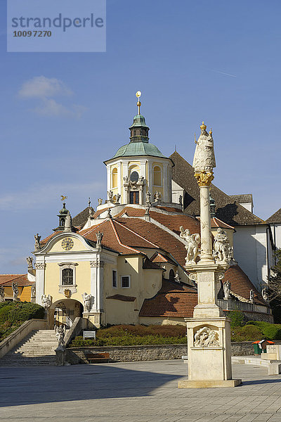 Mariensäule vor der Bergkirche oder Haydnkirche Eisenstadt  Burgenland  Österreich  Europa