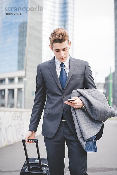 Portrait eines jungen Geschäftsmannes mit Handy.