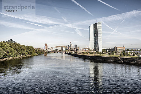 Neue Europäische Zentralbank am Main mit Skyline  im Morgenlicht  Frankfurt am Main  Hessen  Deutschland  Europa