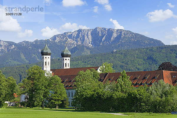 Kloster Benediktbeuern vor Benediktenwand  Oberbayern  Bayern  Deutschland  Europa