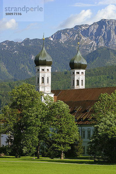 Kloster Benediktbeuern vor der Benediktenwand  Oberbayern  Bayern  Deutschland  Europa