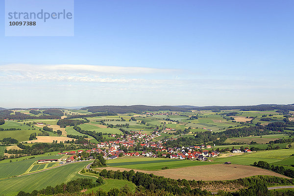 Ausblick von der Burgruine Haus Murach auf Niedermurach  Oberpfalz  Bayern  Deutschland  Europa