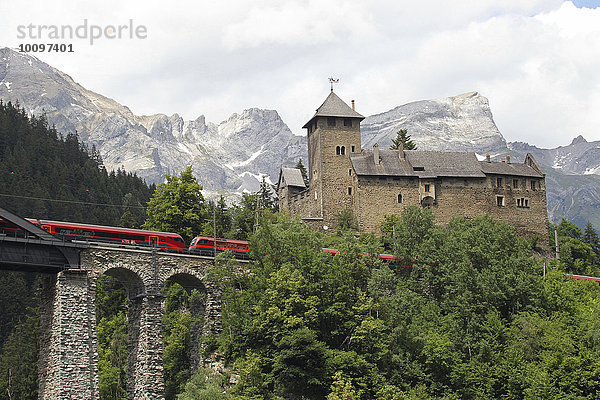 Zug fährt über Trisannabrücke vor Schloss Wiesberg  Paznauntal  Tirol  Österreich  Europa