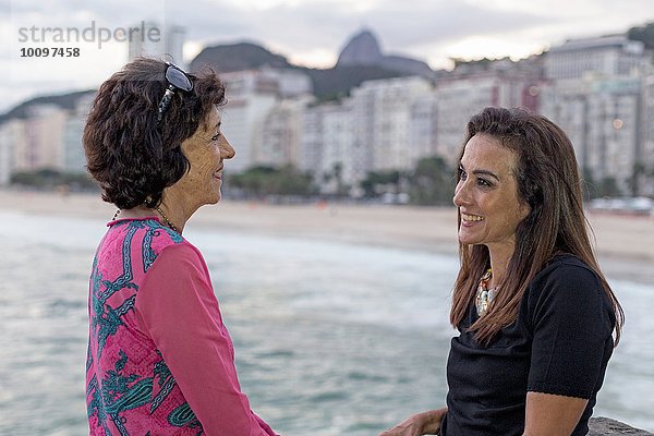 Porträt einer reifen Frau und Mutter von Angesicht zu Angesicht am Strand  Copacabana  Rio de Janeiro  Brasilien
