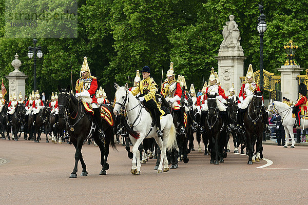 Trooping the Colour  alljährliche Militärparade zur Geburtstagsfeier der Queen Elizabeth II.  Buckingham Palast  London  England  Großbritannien  Europa