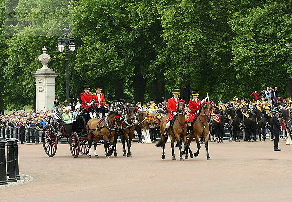 Kutsche mit Camilla  Herzogin von Cornwall und Kate  Herzogin von Cambridge  Trooping the Colour  alljährliche Militärparade zur Geburtstagsfeier der Queen Elizabeth II.  Buckingham Palast  London  England  Großbritannien  Europa
