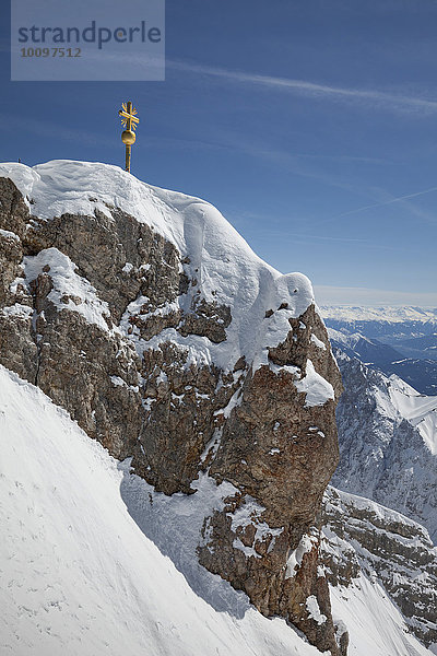 Gipfelkreuz auf der Zugspitze  Oberbayern  Bayern  Deutschland  Europa