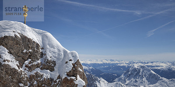 Gipfelkreuz auf der Zugspitze  Oberbayern  Bayern  Deutschland  Europa