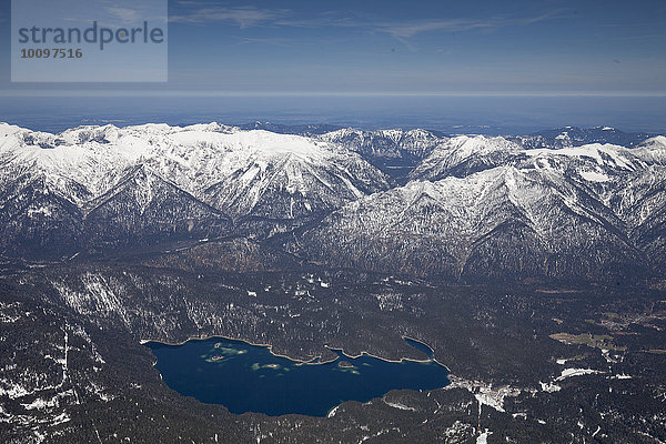 Ausblick von der Zugspitze auf den Eibsee und die Ammergauer Alpen  Oberbayern  Bayern  Deutschland  Europa