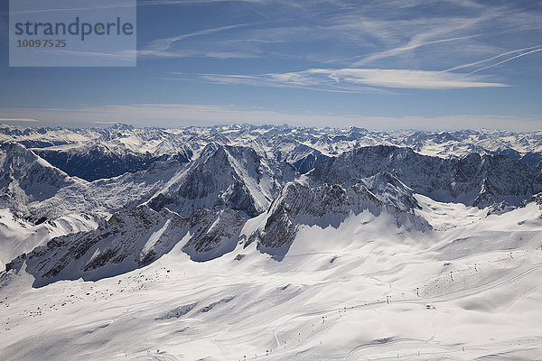 Ausblick von der Zugspitze auf das Alpenpanorama  Oberbayern  Bayern  Deutschland  Europa