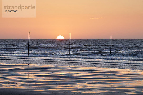 Sonnenuntergang an der Nordseeküste  Wangerooge  Ostfriesische Insel  Ostfriesland  Niedersachsen  Deutschland  Europa