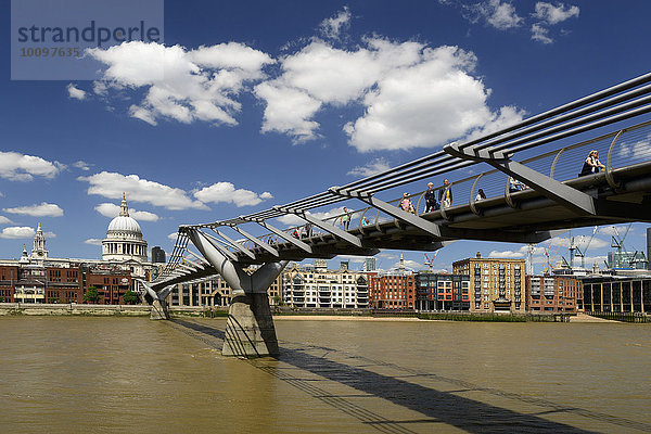 Millenium Bridge hinten St. Paul's Cathedral  Themse  London  England  Großbritannien  Europa